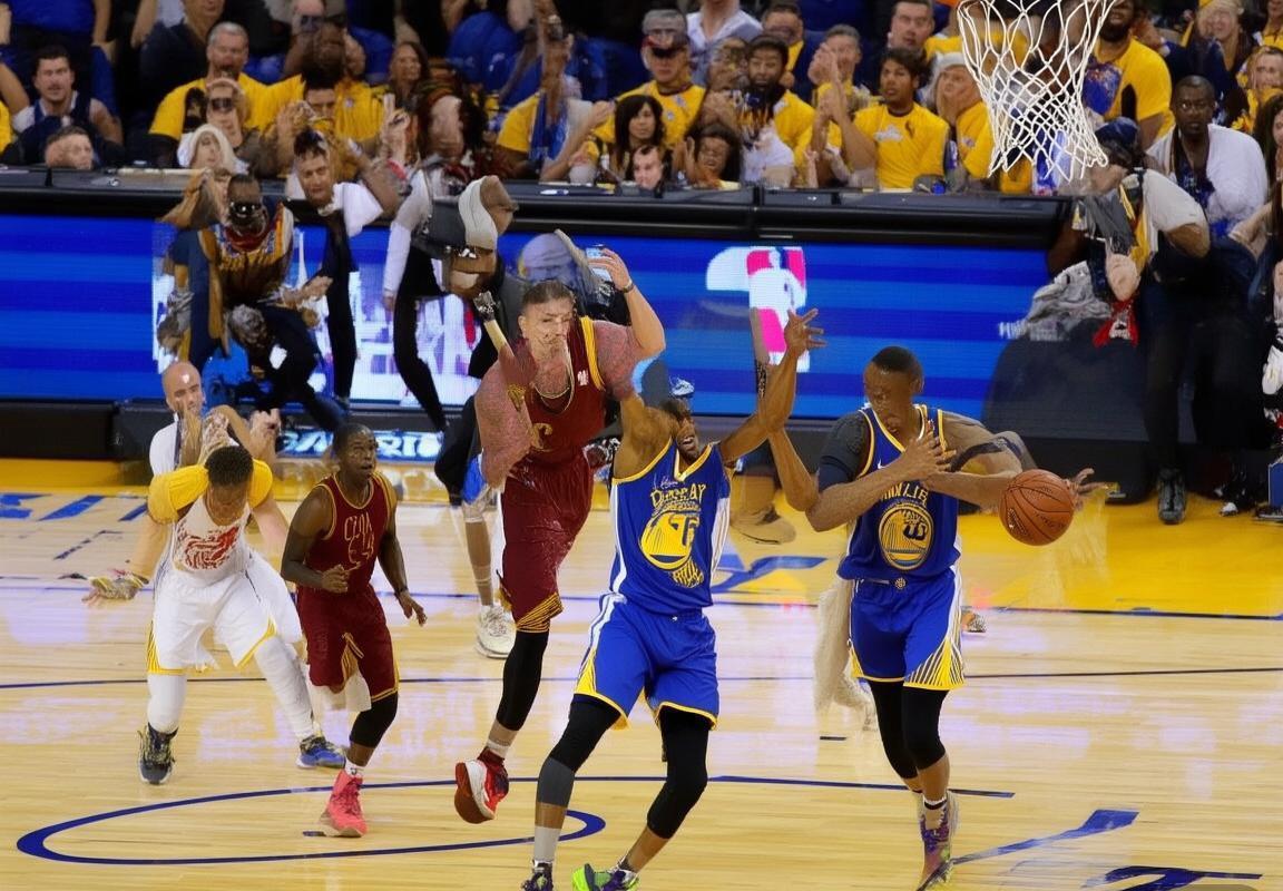 2017NBA总决赛：勇士逆转骑士，系列赛首战告捷，库里杜兰特闪耀全场(图2)